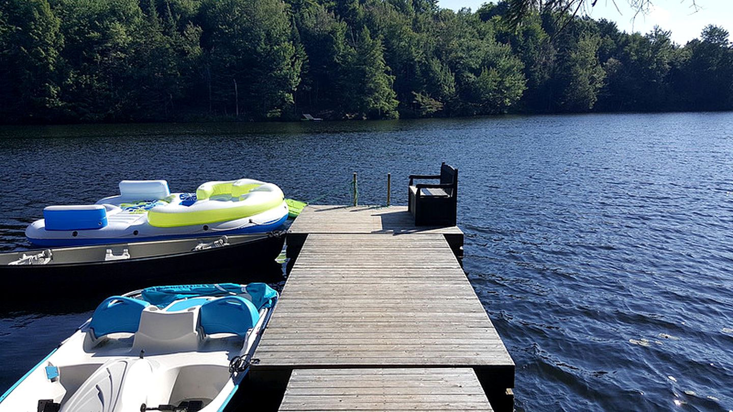 Spacious Lakefront Log Cabin Rental near Saint Sauveur in Quebec, Canada