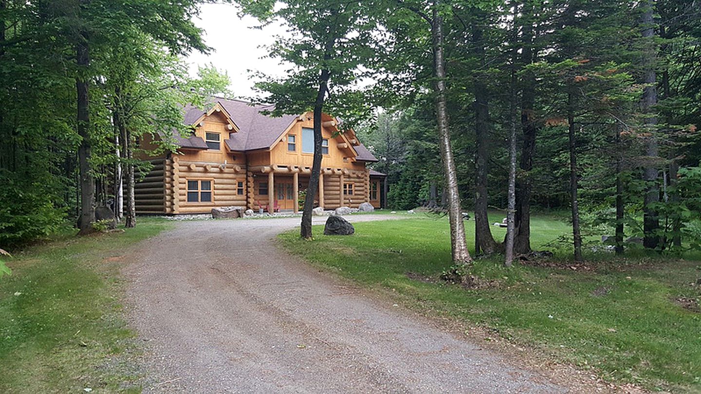 Spacious Lakefront Log Cabin Rental near Saint Sauveur in Quebec, Canada