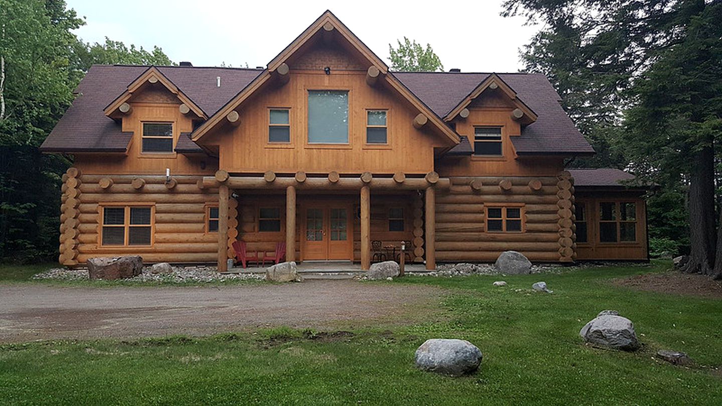 Log Cabin Rental near Saint Sauveur in Quebec, Canada