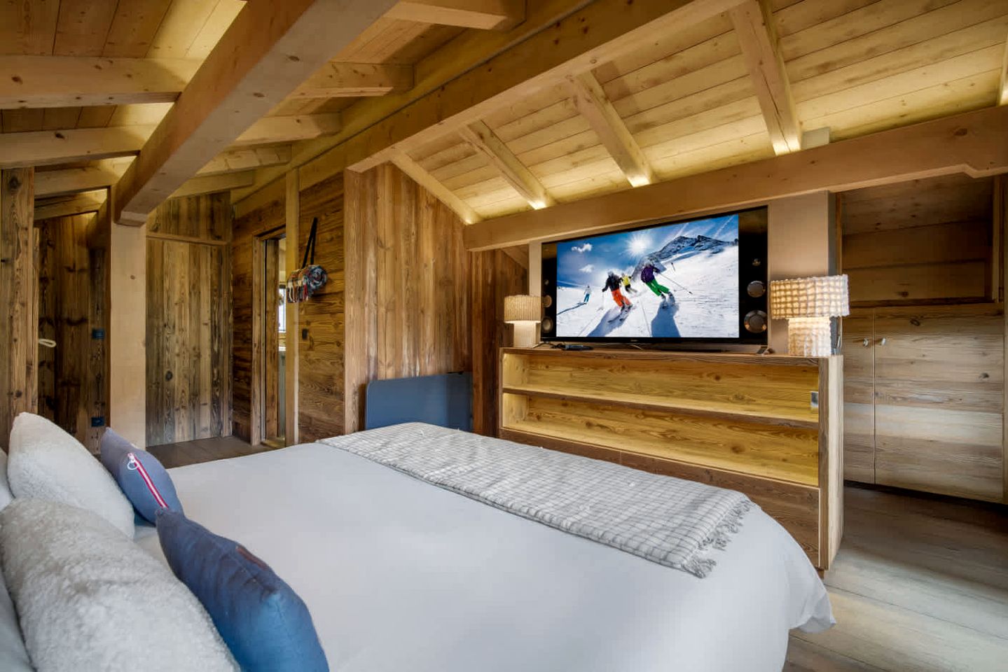 Alpine Luxury Chalet with Fireplace, Panoramic Views, Terrace & Ski Access Retreat in Mageve, France