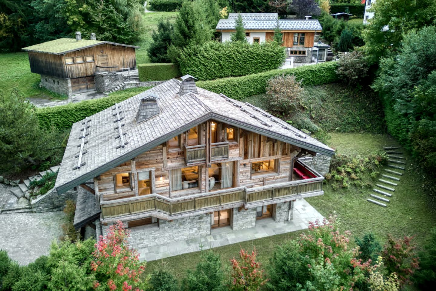 Alpine Luxury Chalet with Fireplace, Panoramic Views, Terrace & Ski Access Retreat in Mageve, France