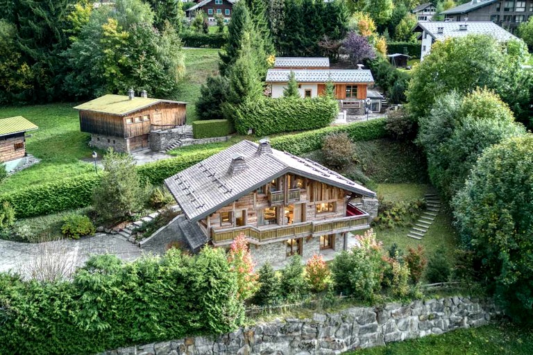 Alpine Luxury Chalet with Fireplace, Panoramic Views, Terrace & Ski Access Retreat in Mageve, France