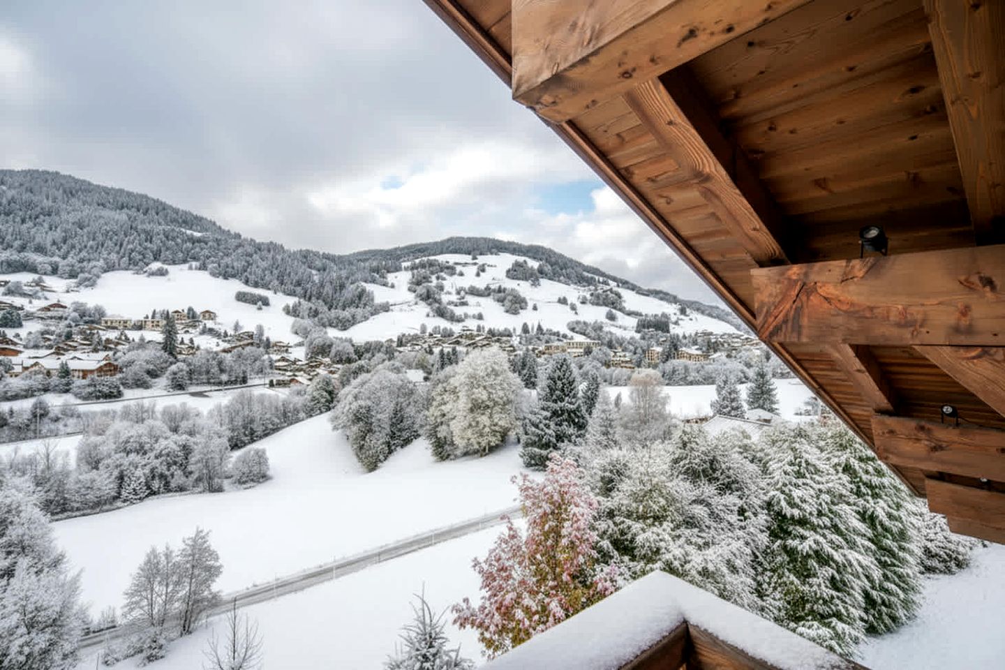 Alpine Luxury Chalet with Fireplace, Panoramic Views, Terrace & Ski Access Retreat in Mageve, France