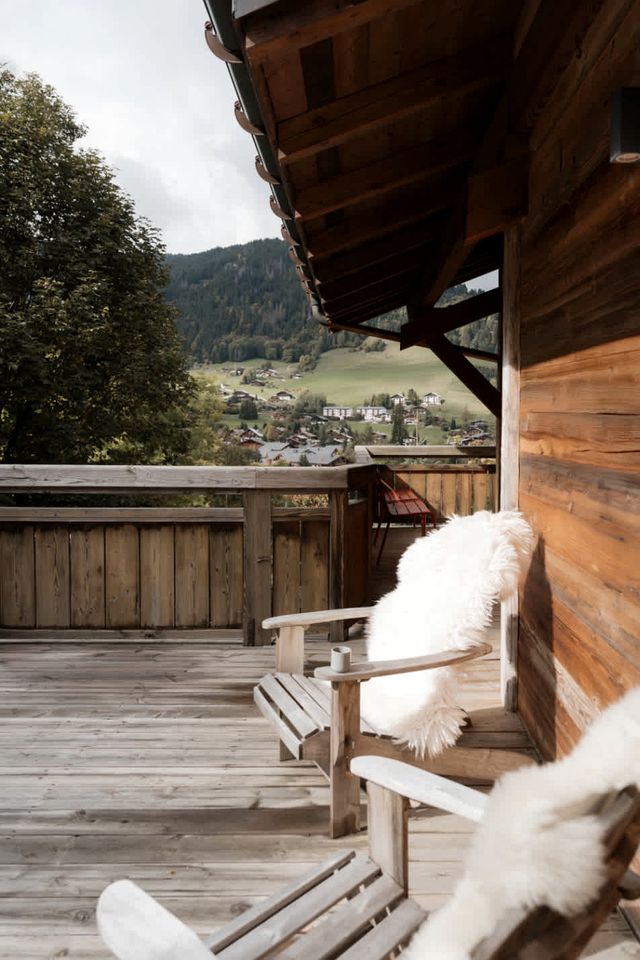 Alpine Luxury Chalet with Fireplace, Panoramic Views, Terrace & Ski Access Retreat in Mageve, France