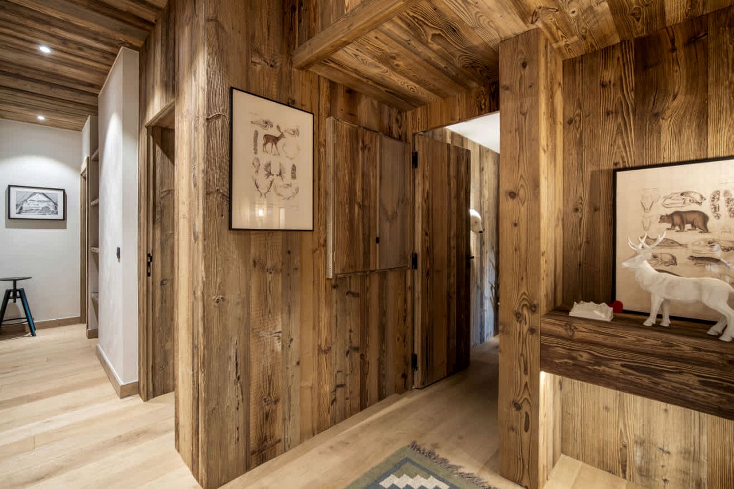 Alpine Luxury Chalet with Fireplace, Panoramic Views, Terrace & Ski Access Retreat in Mageve, France