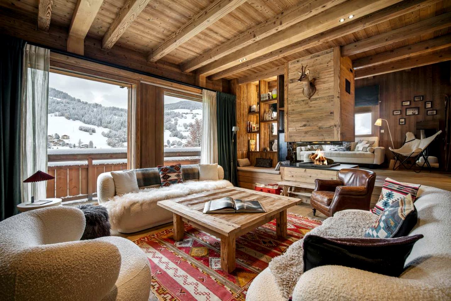 Alpine Luxury Chalet with Fireplace, Panoramic Views, Terrace & Ski Access Retreat in Mageve, France