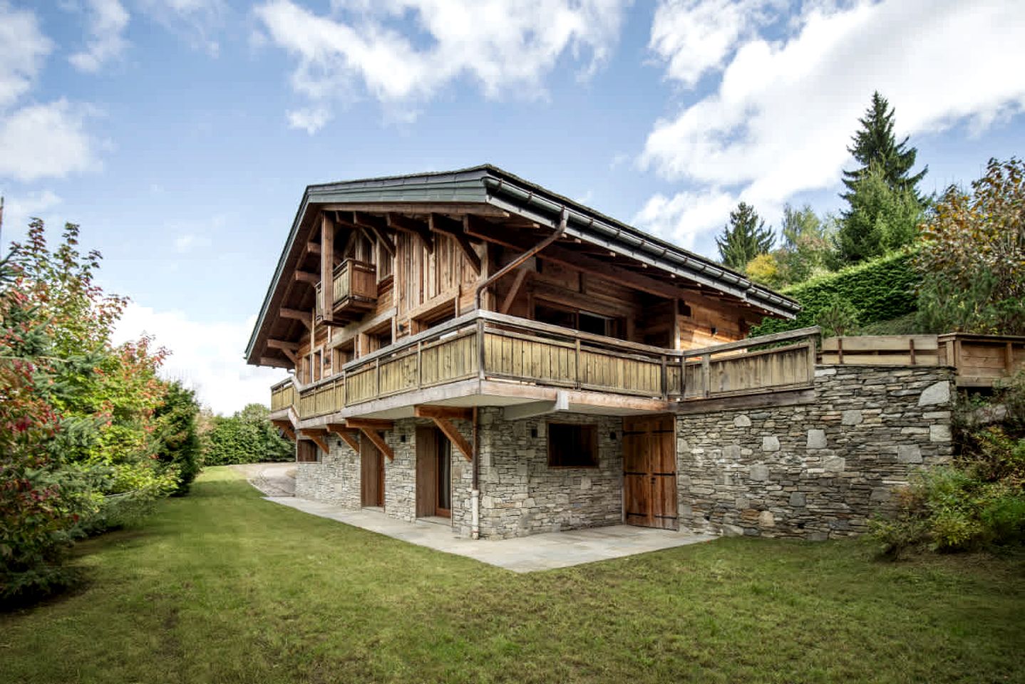 Alpine Luxury Chalet with Fireplace, Panoramic Views, Terrace & Ski Access Retreat in Mageve, France