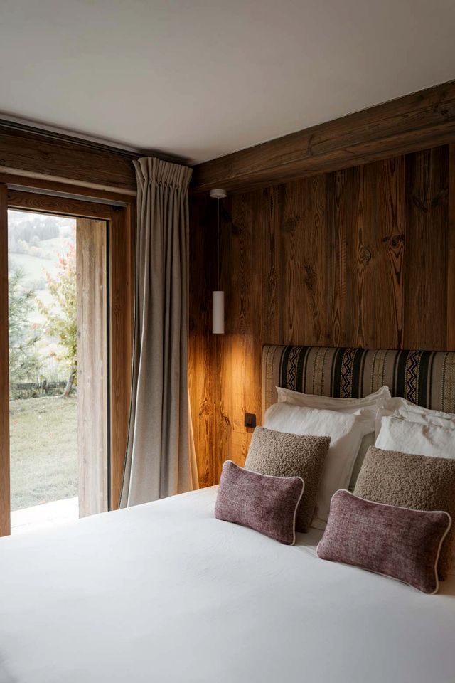 Alpine Luxury Chalet with Fireplace, Panoramic Views, Terrace & Ski Access Retreat in Mageve, France