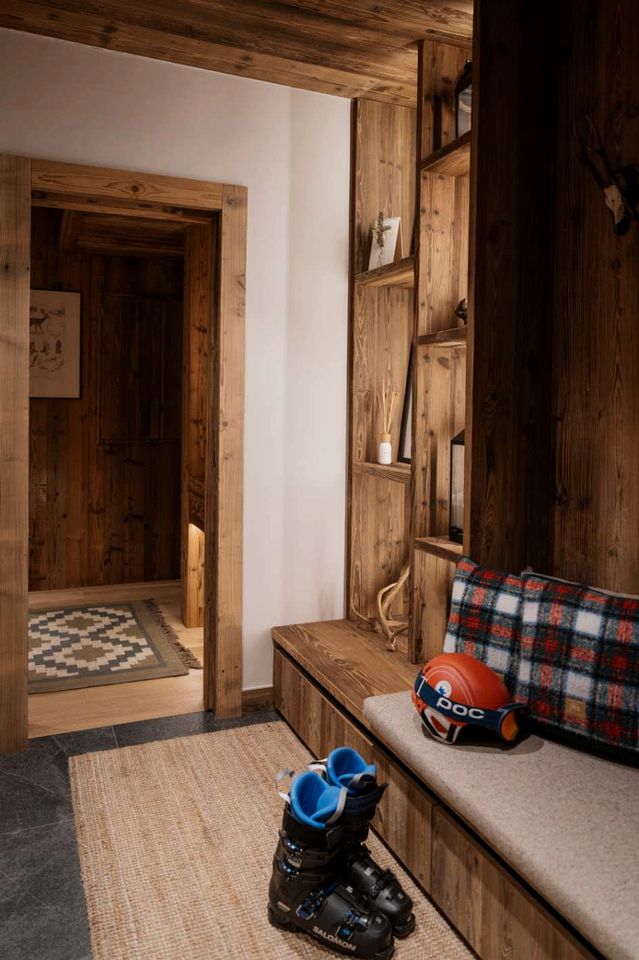 Alpine Luxury Chalet with Fireplace, Panoramic Views, Terrace & Ski Access Retreat in Mageve, France