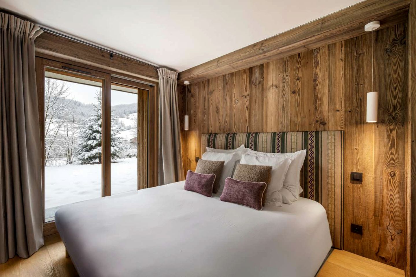 Alpine Luxury Chalet with Fireplace, Panoramic Views, Terrace & Ski Access Retreat in Mageve, France