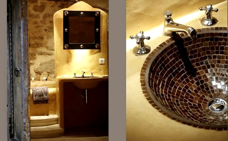 Cottages (Beaumes de Venise, Provence-Alpes-Côte d'Azur, France)