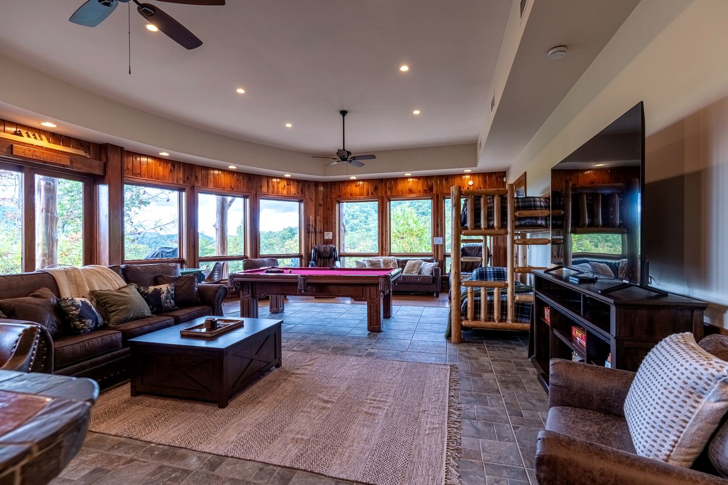 Luxury Mountain Cabin with Hot Tub and Panoramic Views near Pigeon Forge, Tennessee