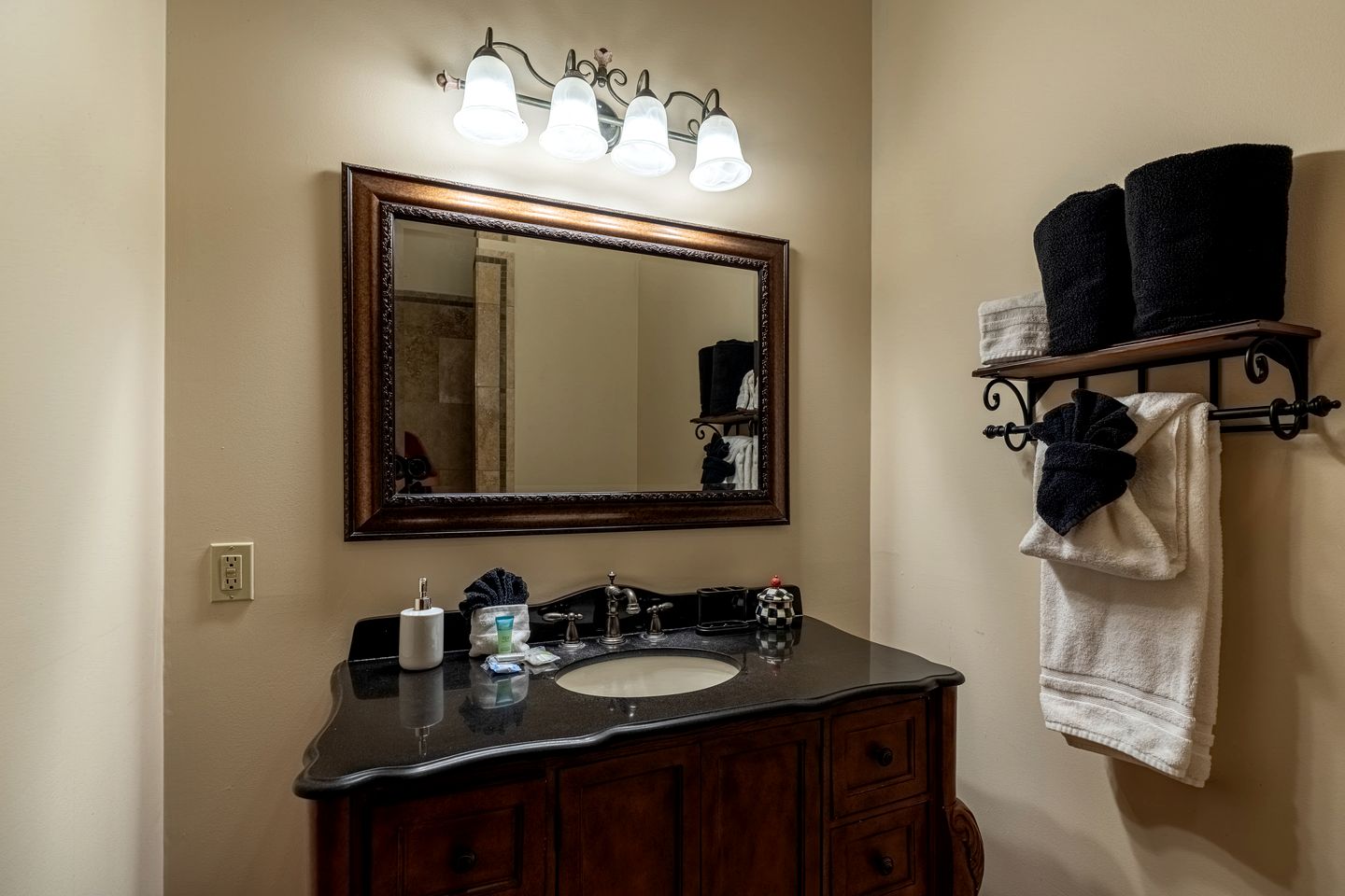 Luxury Mountain Cabin with Hot Tub and Panoramic Views near Pigeon Forge, Tennessee