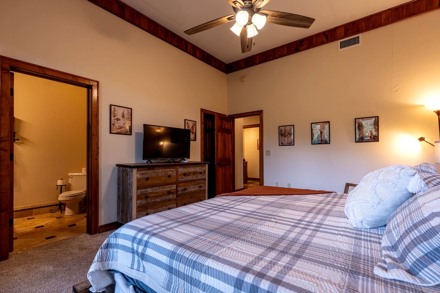 Luxury Mountain Cabin with Hot Tub and Panoramic Views near Pigeon Forge, Tennessee