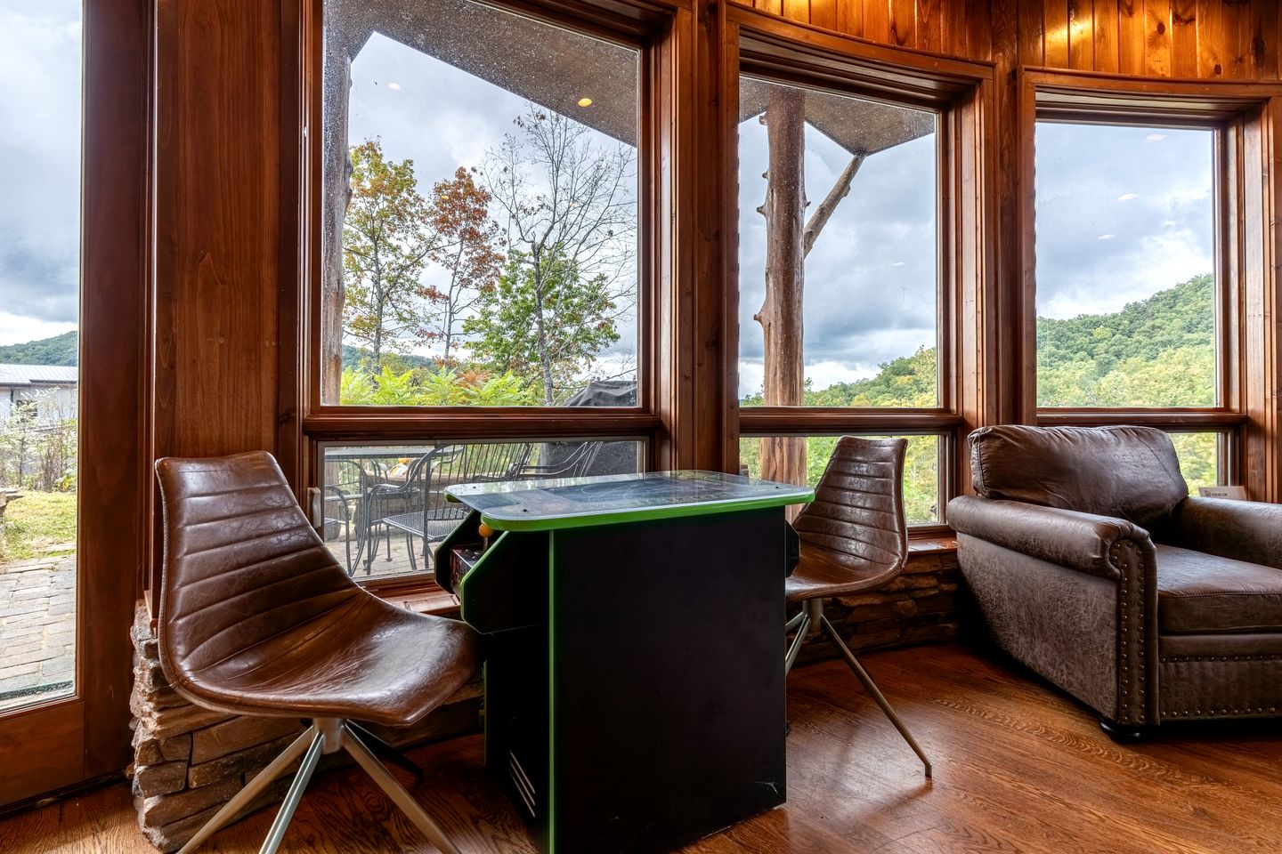 Luxury Mountain Cabin with Hot Tub and Panoramic Views near Pigeon Forge, Tennessee