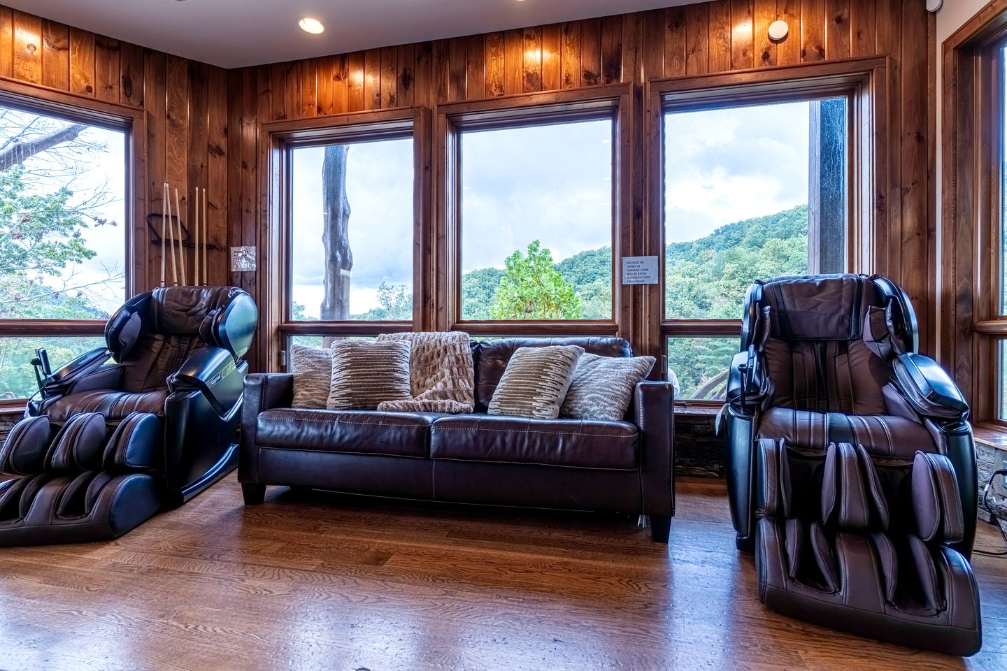 Luxury Mountain Cabin with Hot Tub and Panoramic Views near Pigeon Forge, Tennessee