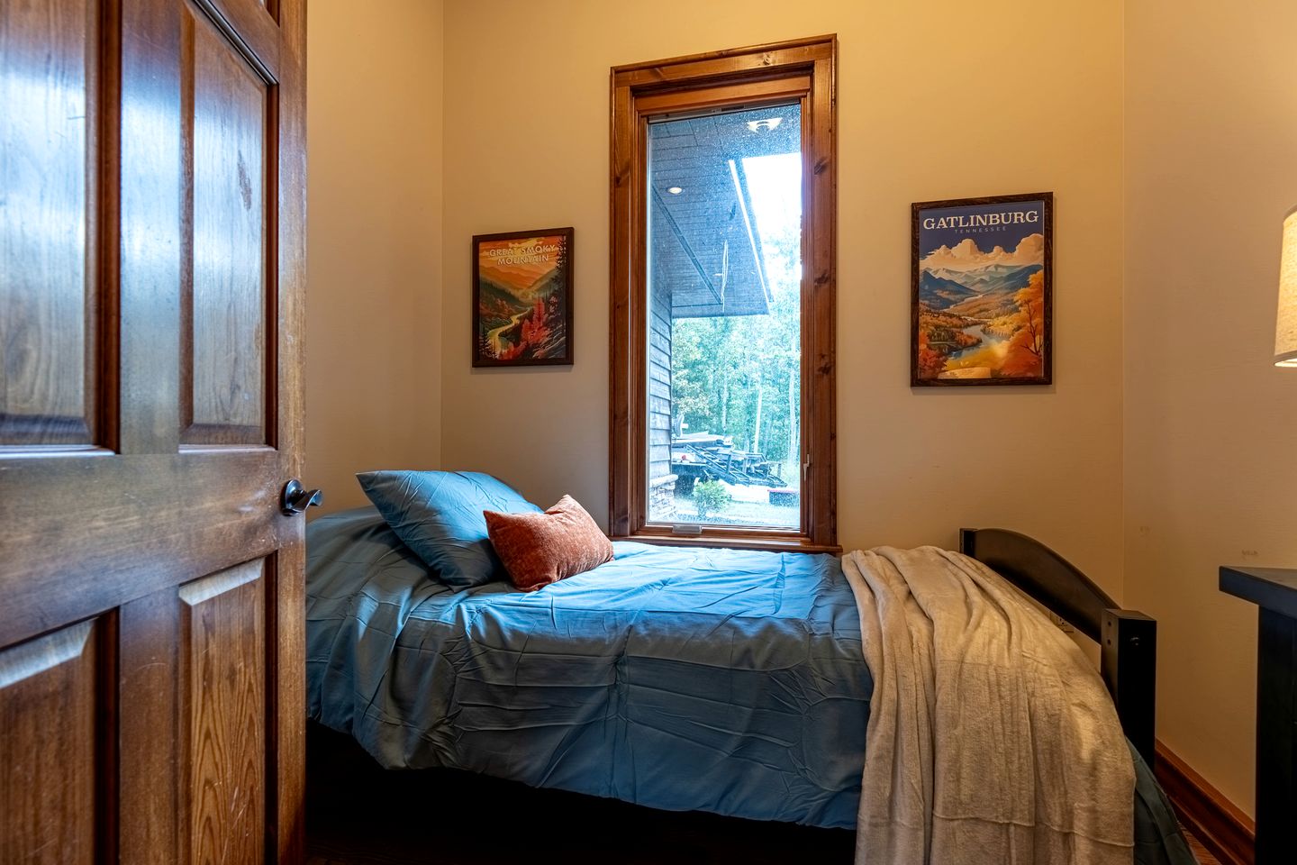 Luxury Mountain Cabin with Hot Tub and Panoramic Views near Pigeon Forge, Tennessee