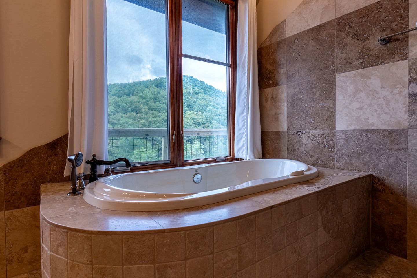 Luxury Mountain Cabin with Hot Tub and Panoramic Views near Pigeon Forge, Tennessee