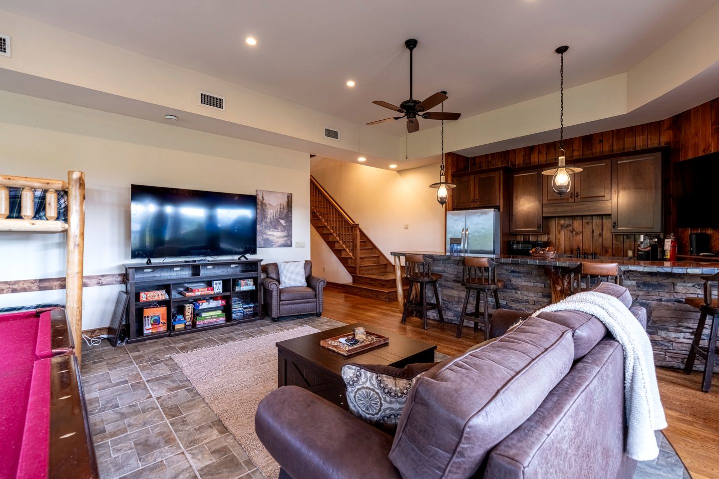 Luxury Mountain Cabin with Hot Tub and Panoramic Views near Pigeon Forge, Tennessee