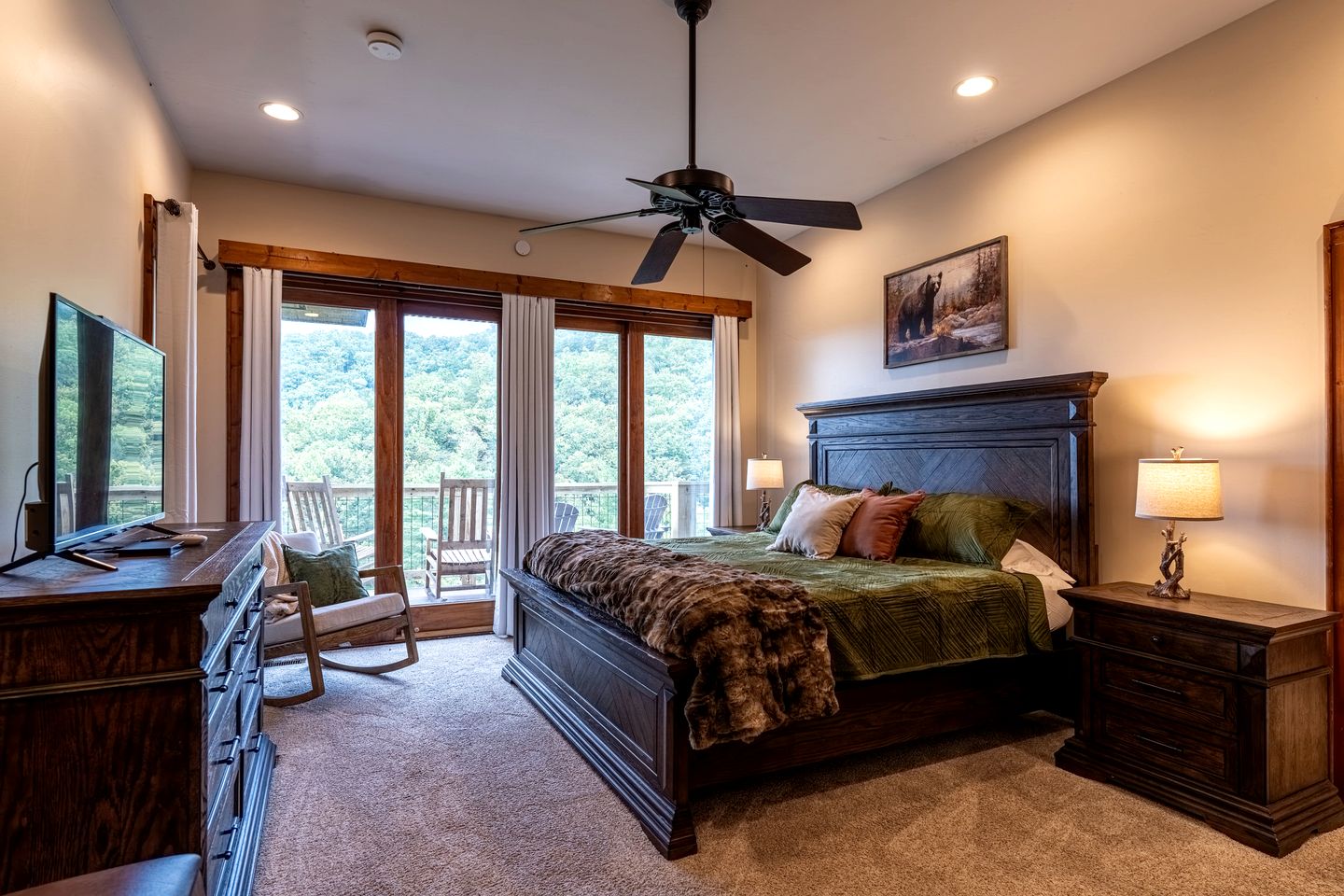 Luxury Mountain Cabin with Hot Tub and Panoramic Views near Pigeon Forge, Tennessee