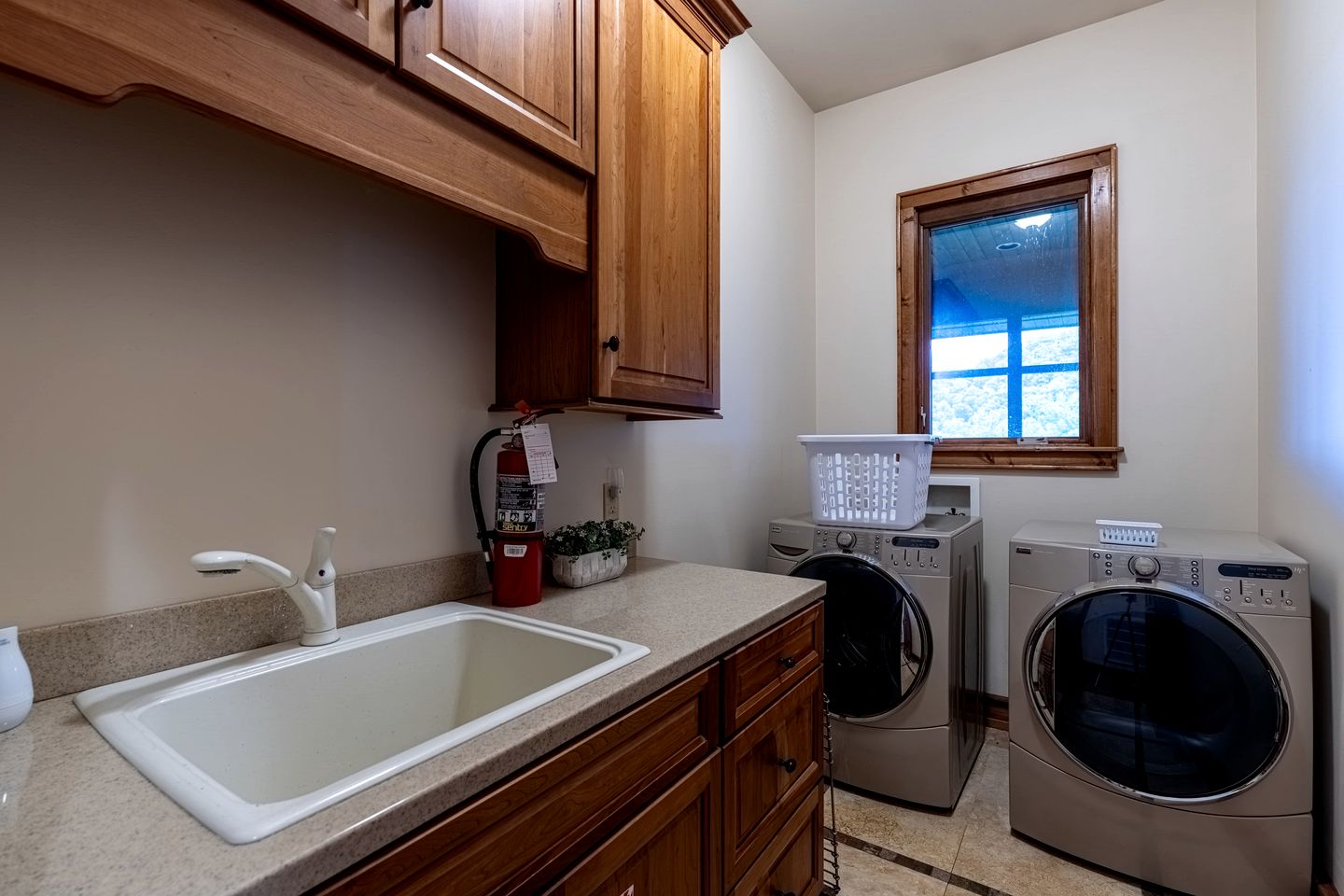 Luxury Mountain Cabin with Hot Tub and Panoramic Views near Pigeon Forge, Tennessee