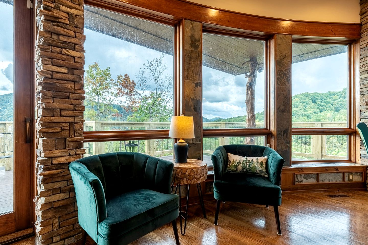 Luxury Mountain Cabin with Hot Tub and Panoramic Views near Pigeon Forge, Tennessee