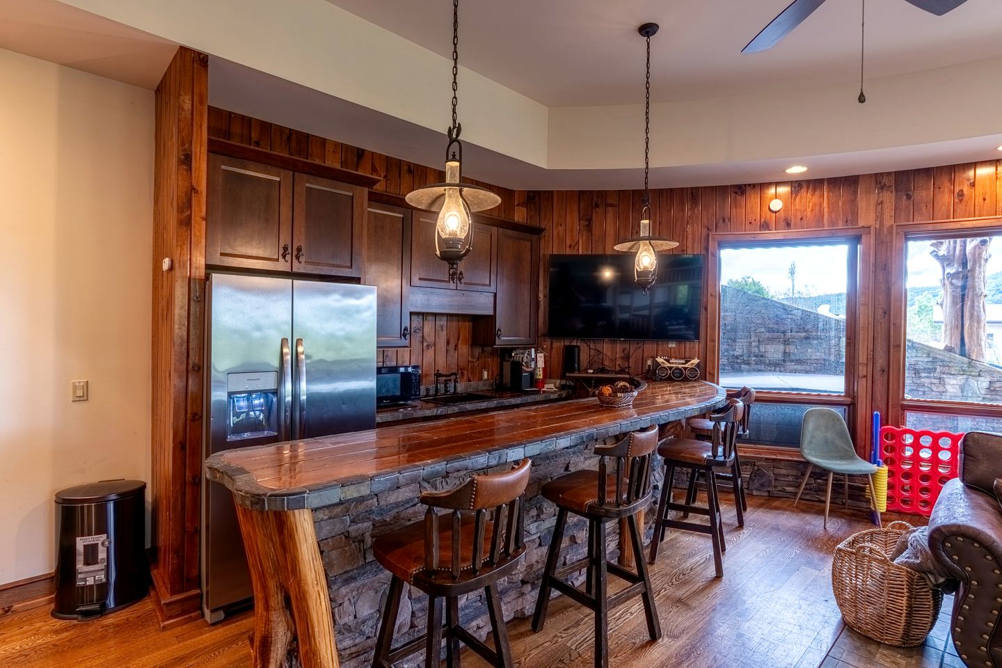 Luxury Mountain Cabin with Hot Tub and Panoramic Views near Pigeon Forge, Tennessee