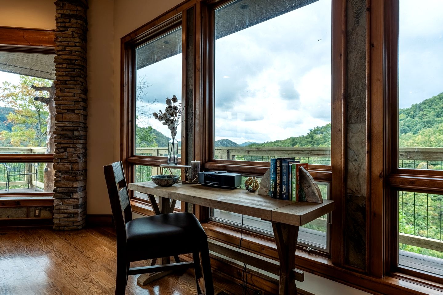 Luxury Mountain Cabin with Hot Tub and Panoramic Views near Pigeon Forge, Tennessee