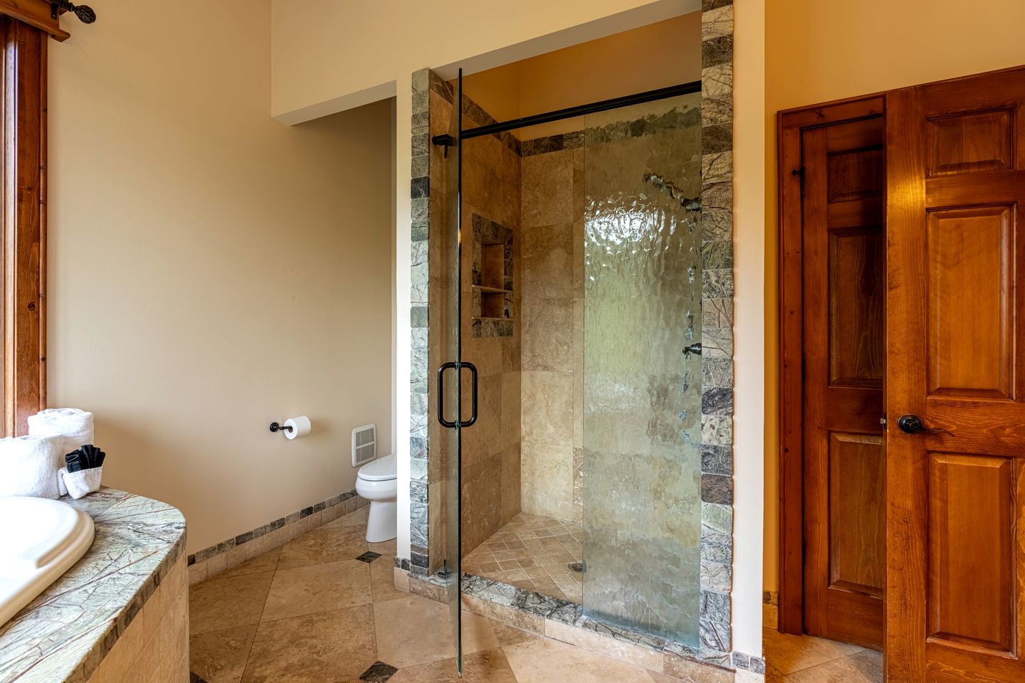 Luxury Mountain Cabin with Hot Tub and Panoramic Views near Pigeon Forge, Tennessee