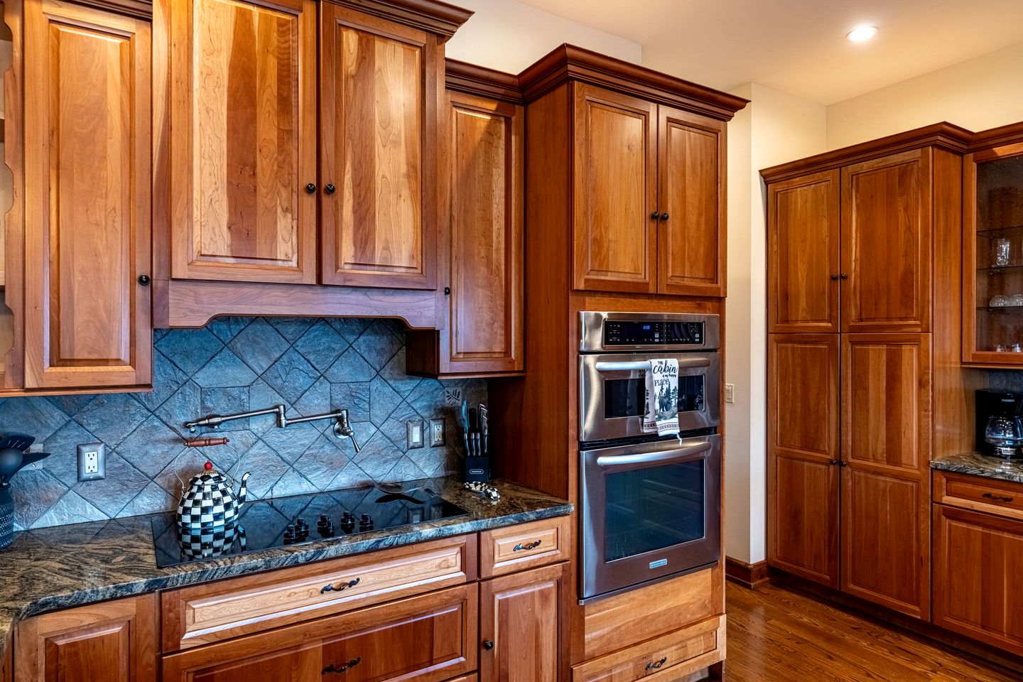 Luxury Mountain Cabin with Hot Tub and Panoramic Views near Pigeon Forge, Tennessee