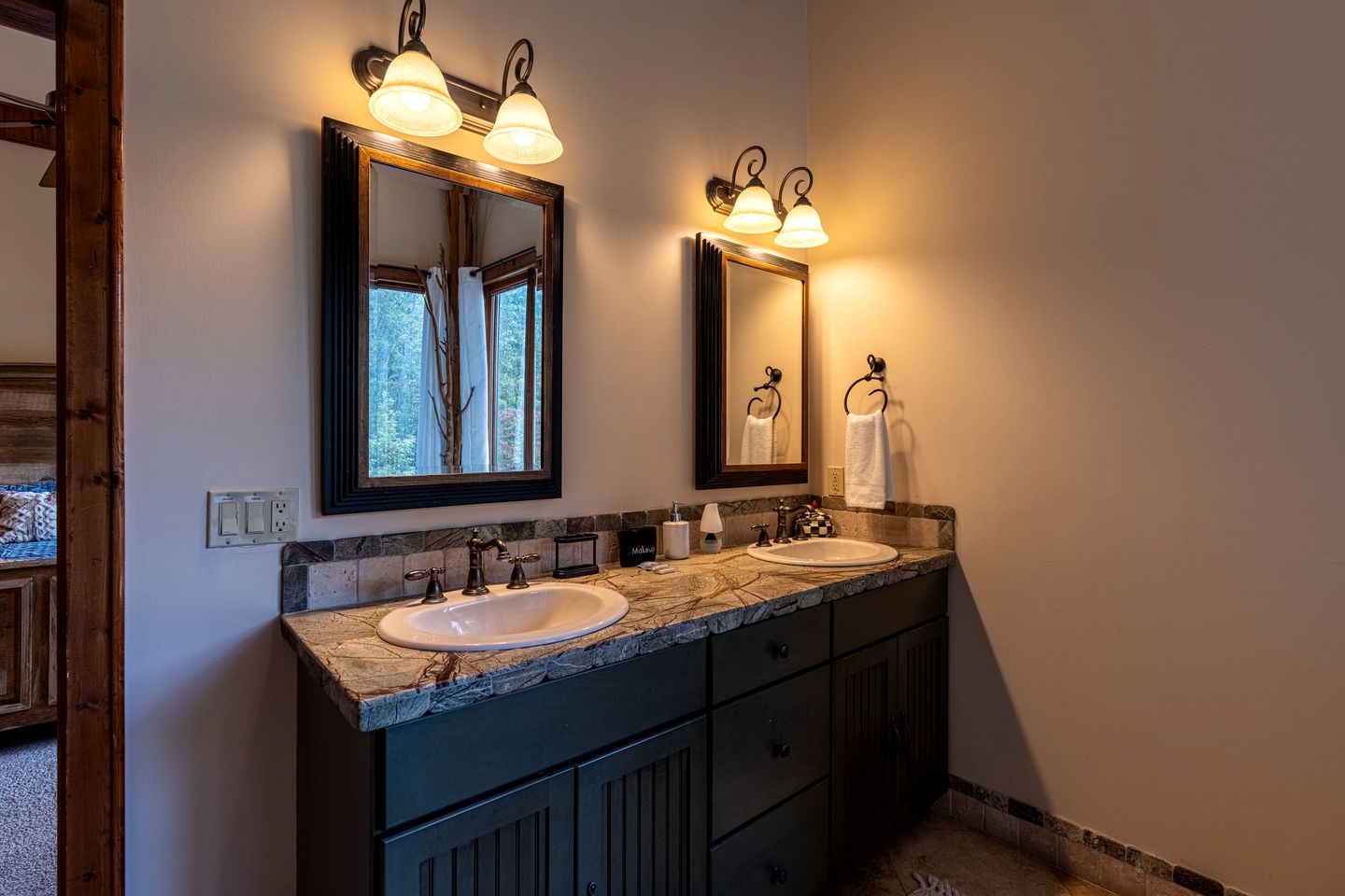 Luxury Mountain Cabin with Hot Tub and Panoramic Views near Pigeon Forge, Tennessee