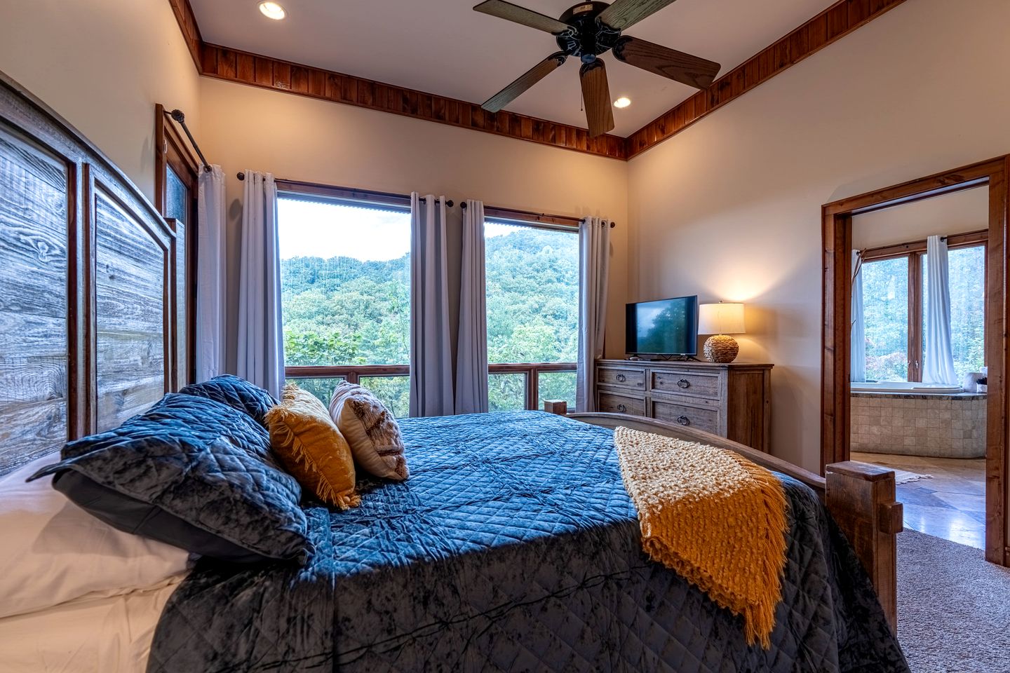 Luxury Mountain Cabin with Hot Tub and Panoramic Views near Pigeon Forge, Tennessee