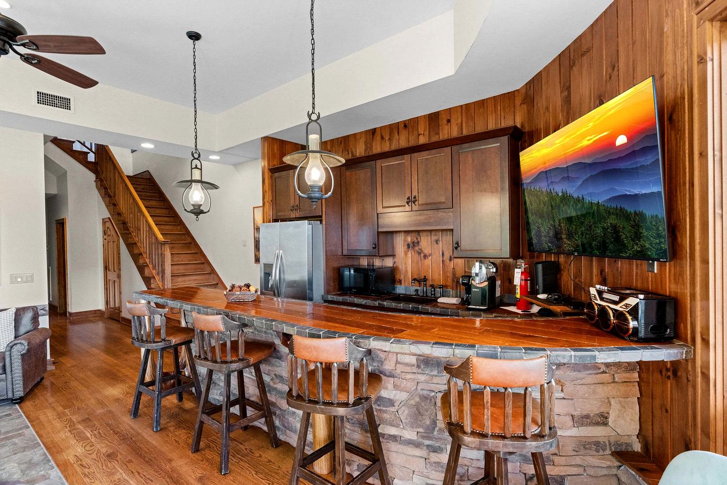 Luxury Mountain Cabin with Hot Tub and Panoramic Views near Pigeon Forge, Tennessee