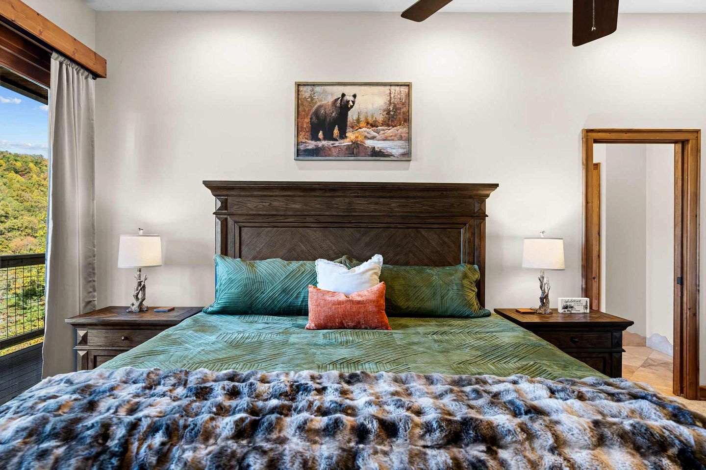Luxury Mountain Cabin with Hot Tub and Panoramic Views near Pigeon Forge, Tennessee