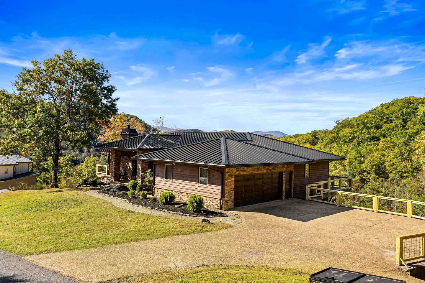 Luxury Mountain Cabin with Hot Tub and Panoramic Views near Pigeon Forge, Tennessee