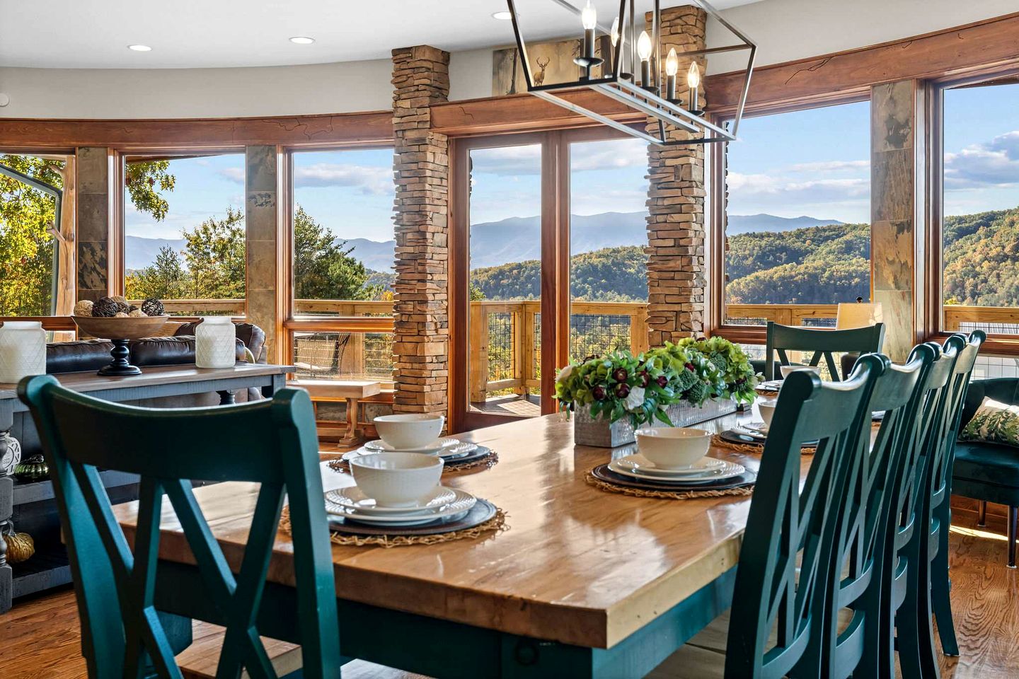 Luxury Mountain Cabin with Hot Tub and Panoramic Views near Pigeon Forge, Tennessee