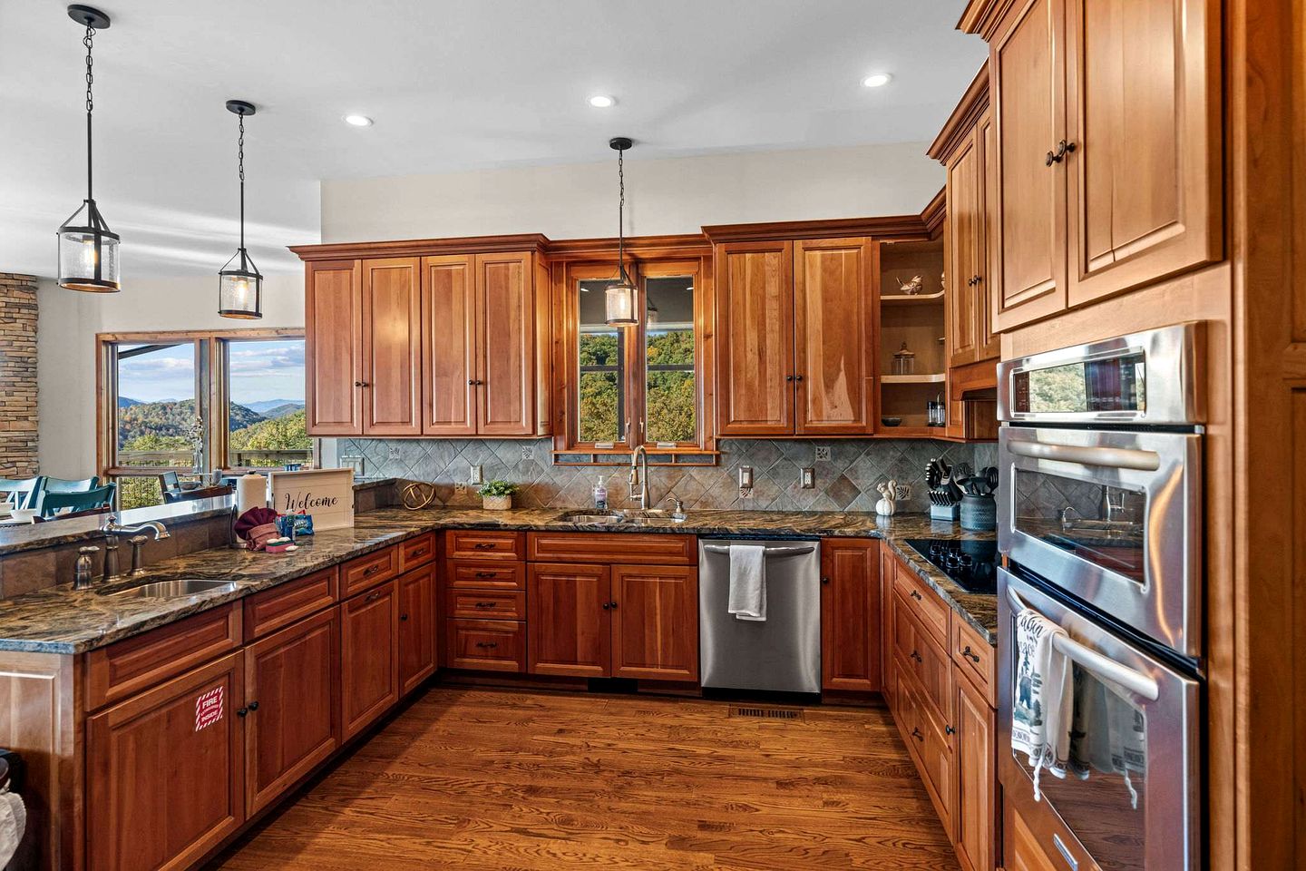 Luxury Mountain Cabin with Hot Tub and Panoramic Views near Pigeon Forge, Tennessee