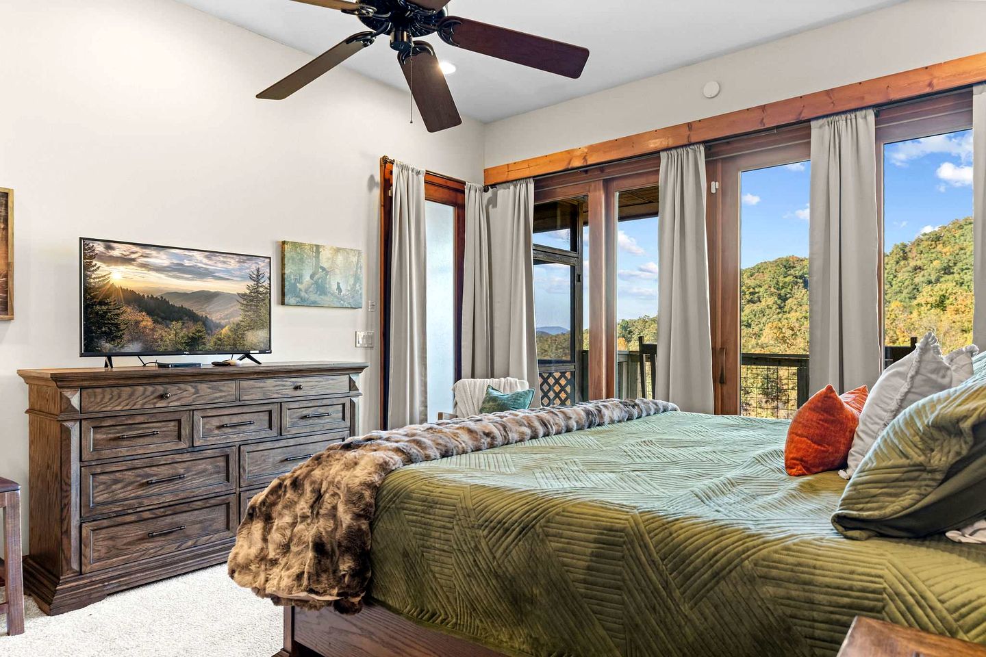 Luxury Mountain Cabin with Hot Tub and Panoramic Views near Pigeon Forge, Tennessee