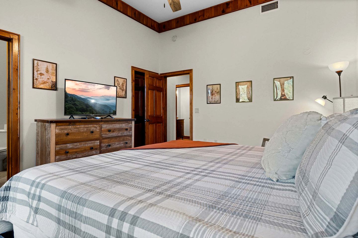 Luxury Mountain Cabin with Hot Tub and Panoramic Views near Pigeon Forge, Tennessee