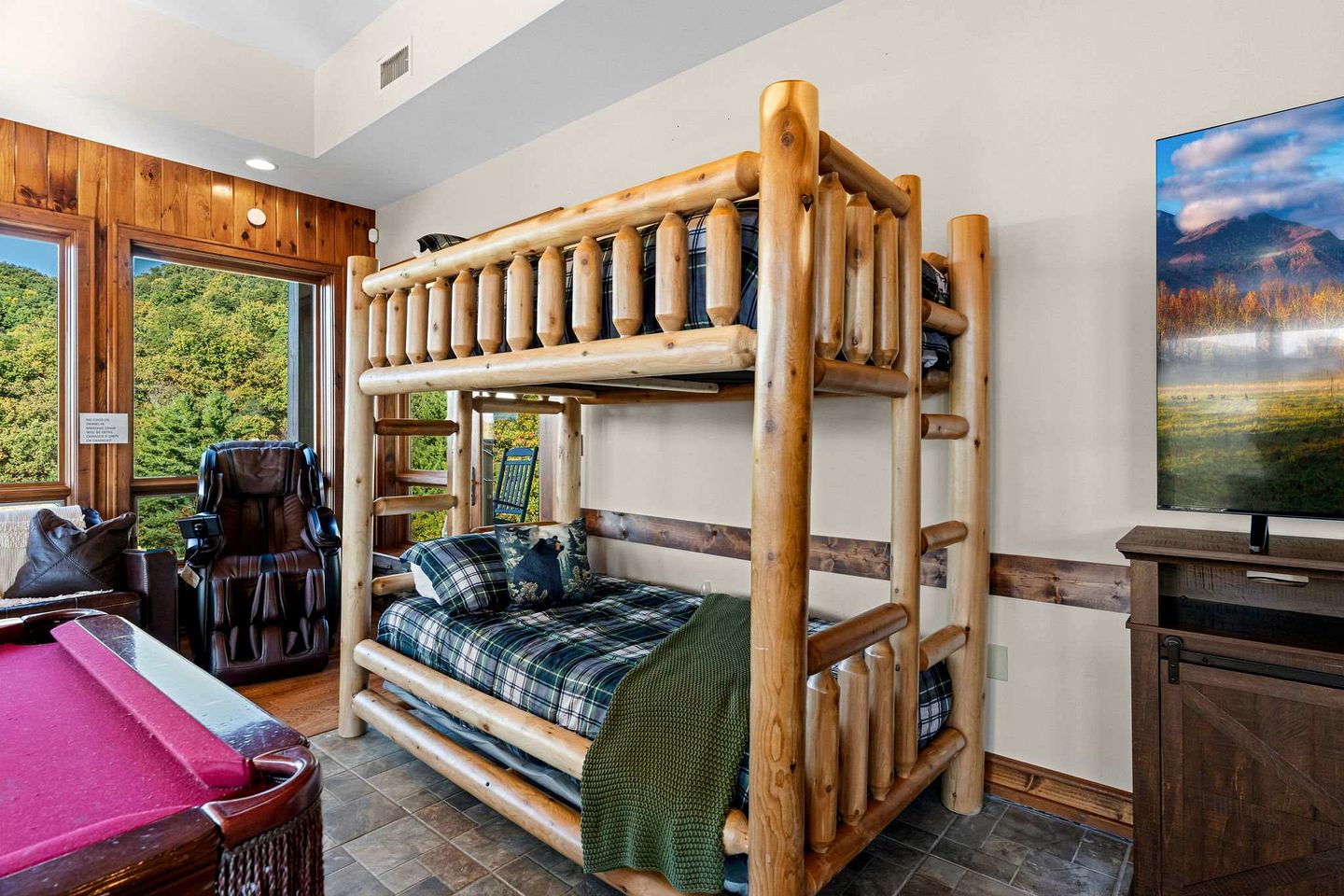 Luxury Mountain Cabin with Hot Tub and Panoramic Views near Pigeon Forge, Tennessee