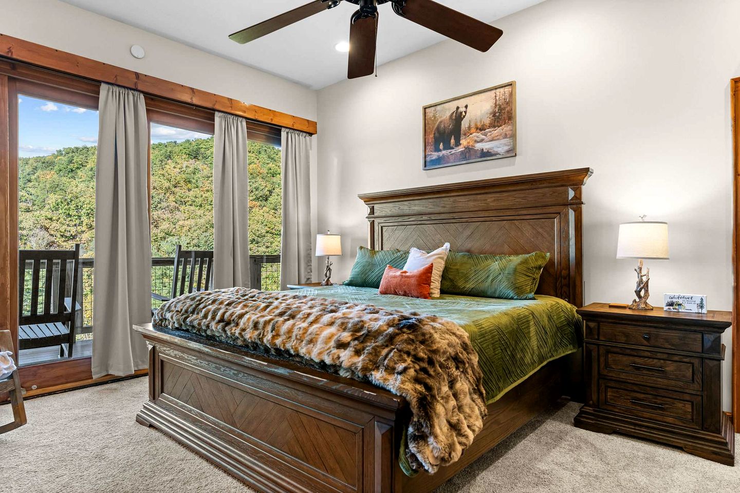 Luxury Mountain Cabin with Hot Tub and Panoramic Views near Pigeon Forge, Tennessee