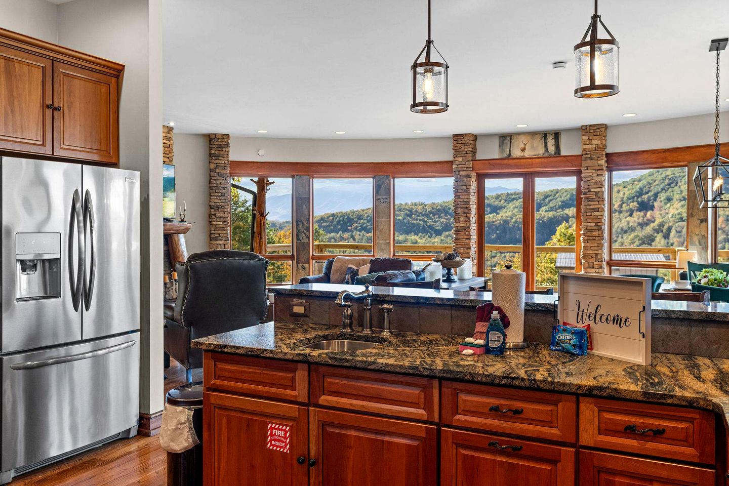 Luxury Mountain Cabin with Hot Tub and Panoramic Views near Pigeon Forge, Tennessee