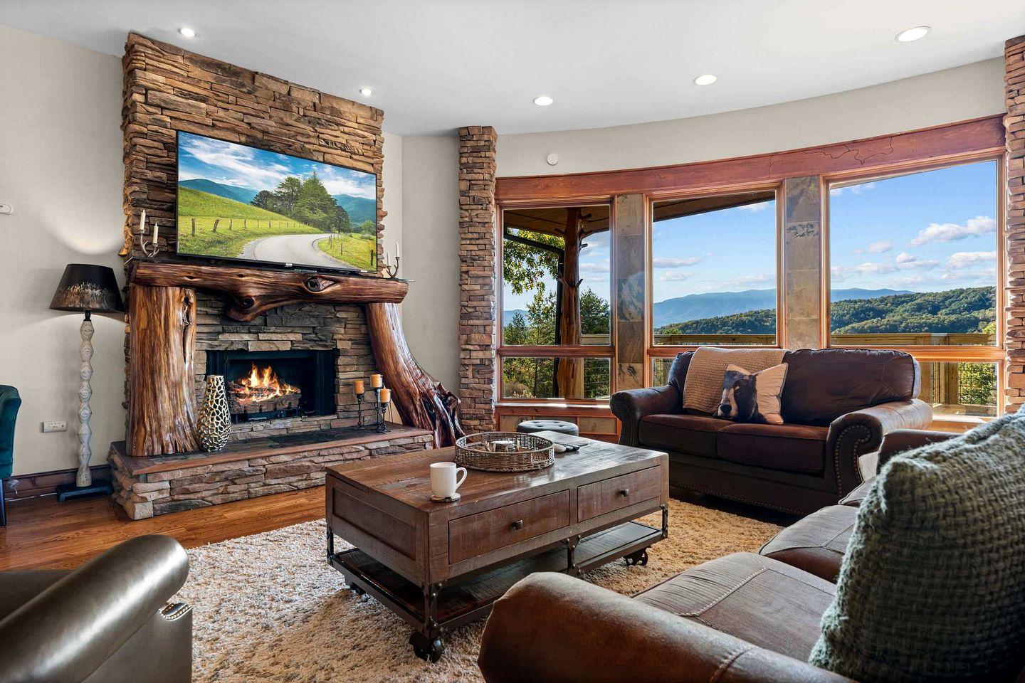 Luxury Mountain Cabin with Hot Tub and Panoramic Views near Pigeon Forge, Tennessee