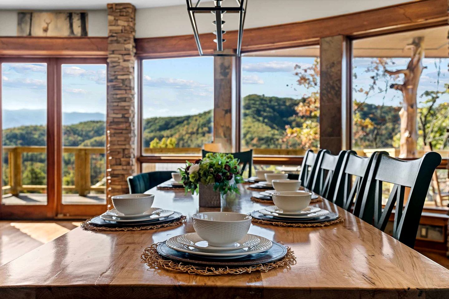 Luxury Mountain Cabin with Hot Tub and Panoramic Views near Pigeon Forge, Tennessee