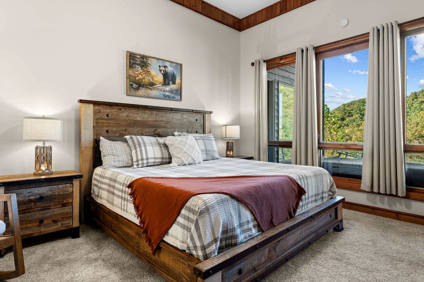 Luxury Mountain Cabin with Hot Tub and Panoramic Views near Pigeon Forge, Tennessee