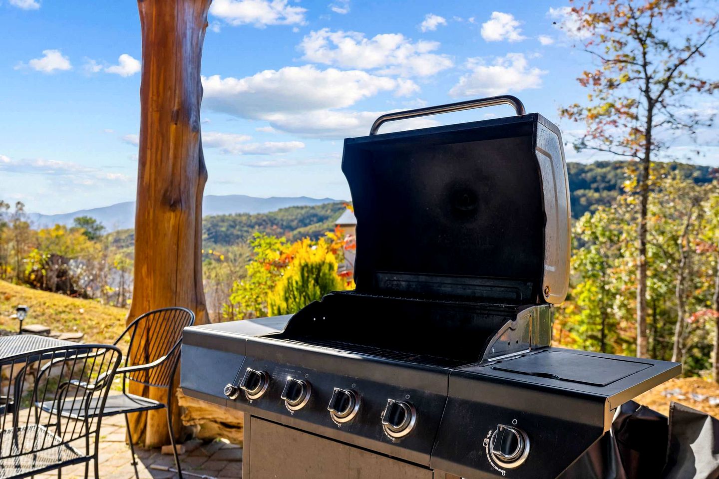 Luxury Mountain Cabin with Hot Tub and Panoramic Views near Pigeon Forge, Tennessee