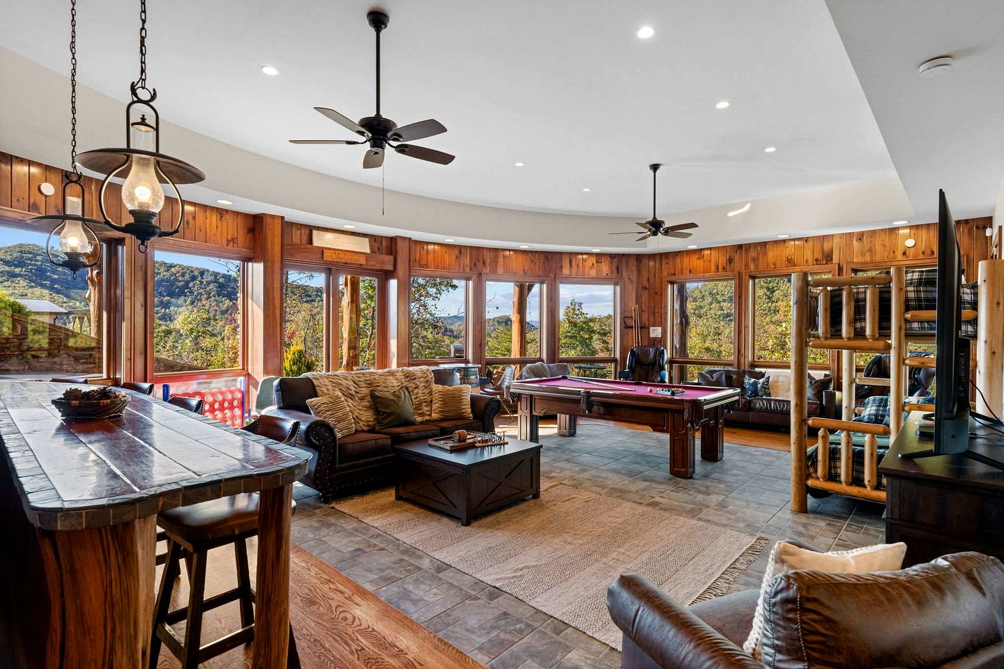 Luxury Mountain Cabin with Hot Tub and Panoramic Views near Pigeon Forge, Tennessee