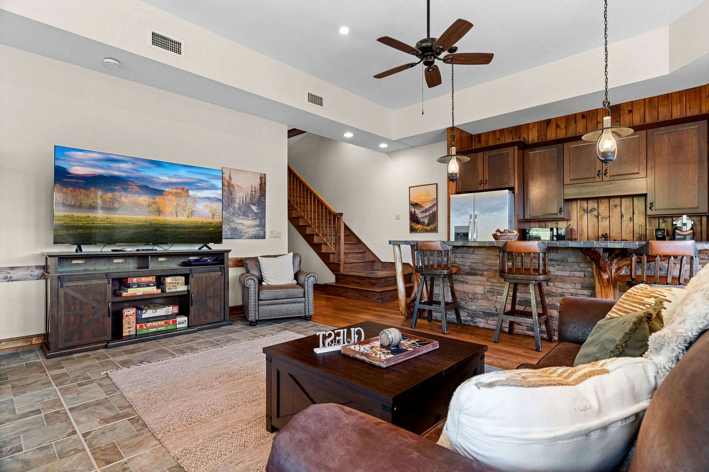 Luxury Mountain Cabin with Hot Tub and Panoramic Views near Pigeon Forge, Tennessee