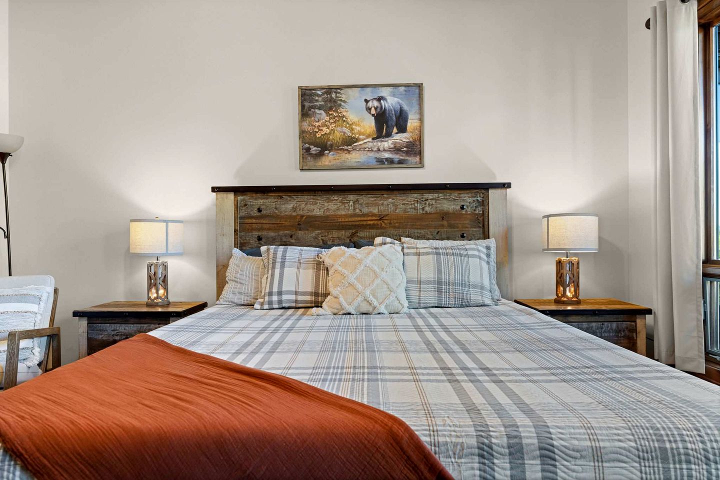 Luxury Mountain Cabin with Hot Tub and Panoramic Views near Pigeon Forge, Tennessee