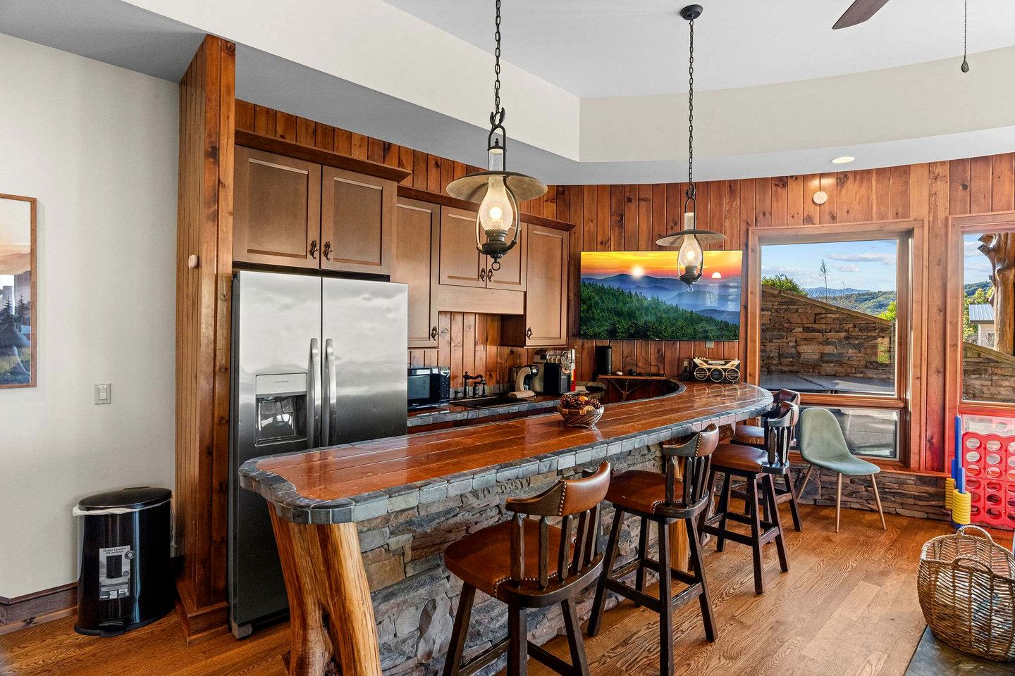Luxury Mountain Cabin with Hot Tub and Panoramic Views near Pigeon Forge, Tennessee